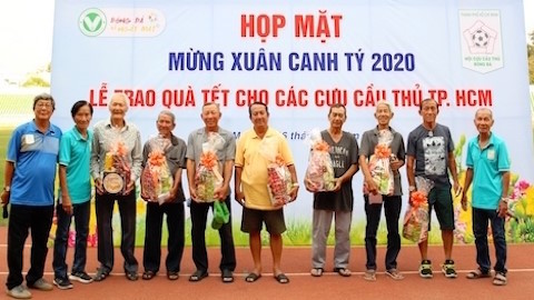 Hơn 330 triệu đồng giúp các cựu cầu thủ nghèo ăn Tết